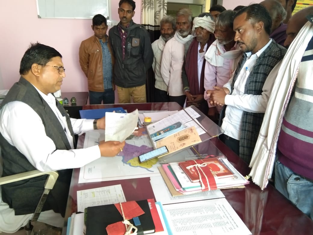 क्षेत्र में आबकारी के हंसराज व ठेकेदार की मिली भगत से बिचोलियो के माध्यम से गोरखधंधे के रूप में बिक रही अवैध शराब को लेकर उपखंड अधिकारी खंडार को ज्ञापन सौंपकर अवगत कराया 
शीघ्र कार्रवाई नहीं होने पर किया जाएगा बड़ा आन्दोलन
@KhiladiLalINC <a href="/plmeenaINC/">Parsadi Lal Meena</a> <a href="/GovindDotasra/">Govind Singh Dotasra</a> <a href="/RajGovOfficial/">Government of Rajasthan</a>