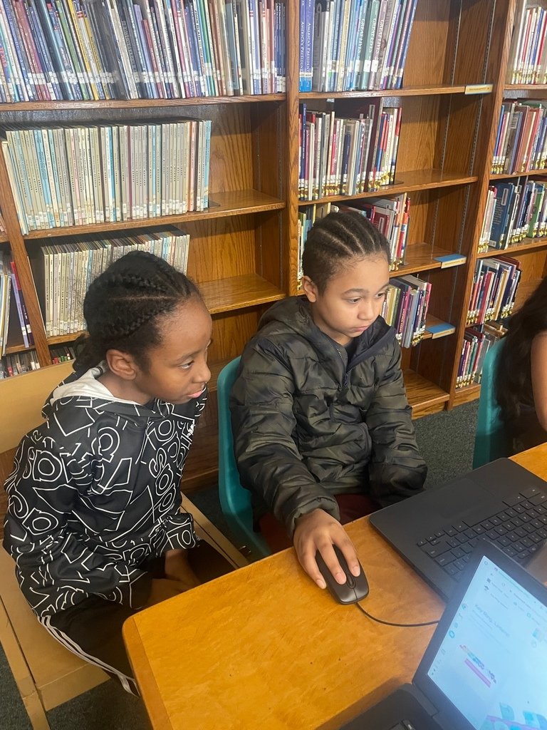 WHGWashington's tweet photo. Today, Mrs. Reetz’s students acted as experts in Tinkercad while Mrs. Kachejian’s class tried it out in STELLAR class! @whufsdrams #RamCulture https://t.co/RifHTvedn4