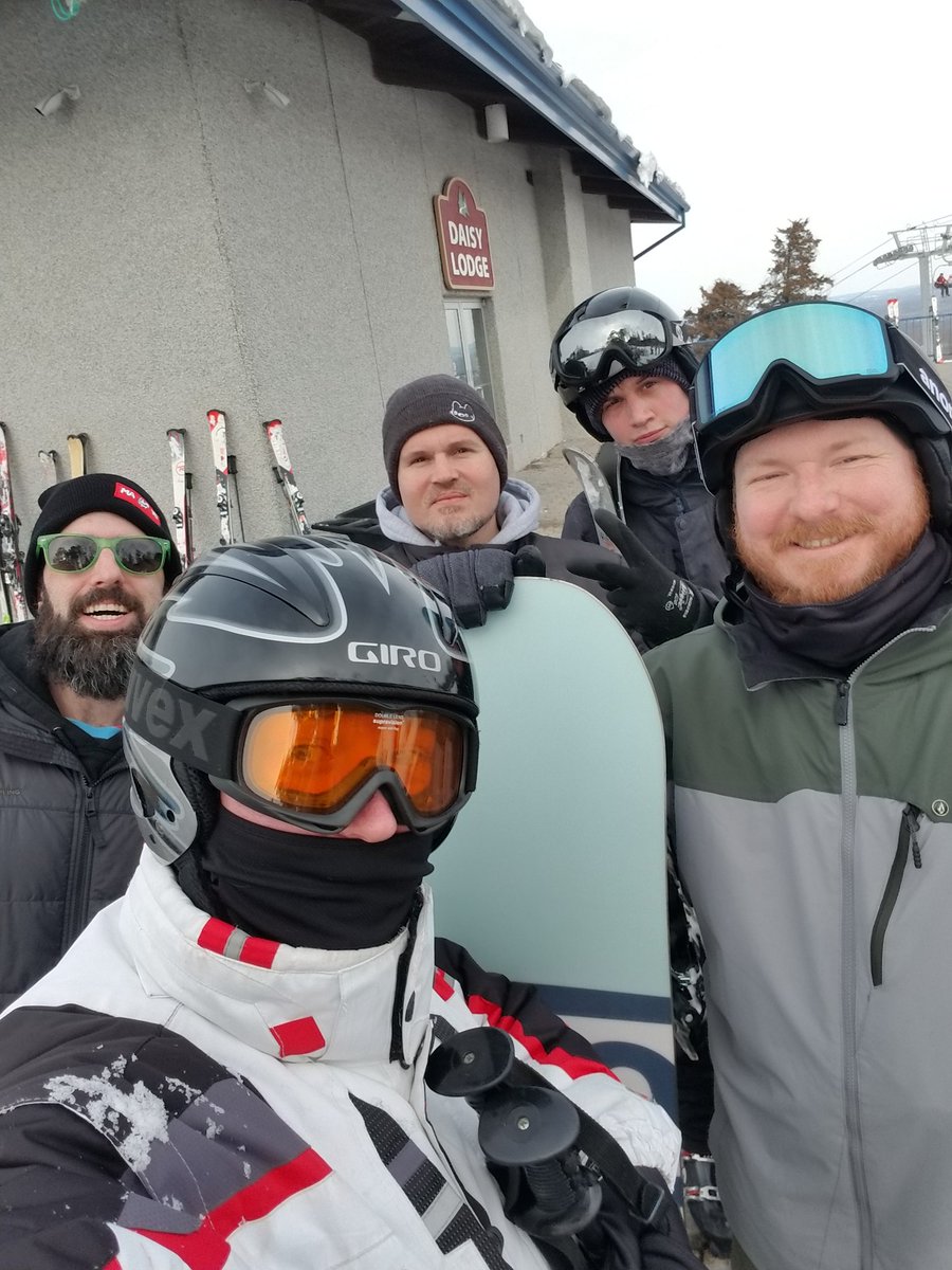 JCTecklenburg's tweet photo. I had a blast at #snowgraph this weekend. It's great to have some of the Chicago #mograph scene come out, talk shop, and shred the slopes l. Thanks for organizing it @Arcane_Motion! https://t.co/7ttRO8yciD
