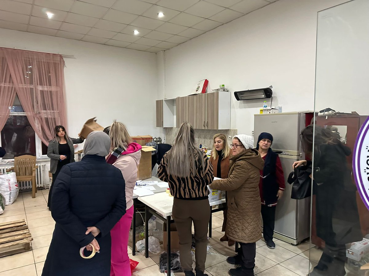 Teşekkürler Kilimli. Deprem Bölgesindeki mağdur vatandaşlarımıza gönderilmek üzere hazırlanan yardımları ulaştırmak amacıyla Kilimli Belediye çalışanları ve gönüllüler ile birlikte kızılay yardım tırlarına yüklenmesi için gönderildi.
Yardım kampanyası yarında devam edecektir.