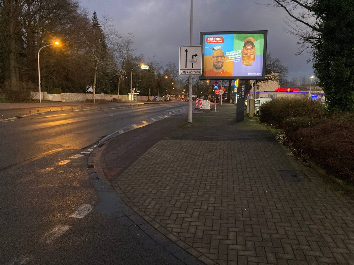 UrbanAchso's tweet photo. Mindener Straße.
Unser #Cycle4ChangeOS - Scout Erik sagt, dass der erste Handschlag gemacht wurde.
Leider haben es noch nicht viele gesehen, dass nur noch Radfahrende auf der rechten Spur fahren dürfen...
#osnabrueck #Mindener https://t.co/kwbyHtD7rT
