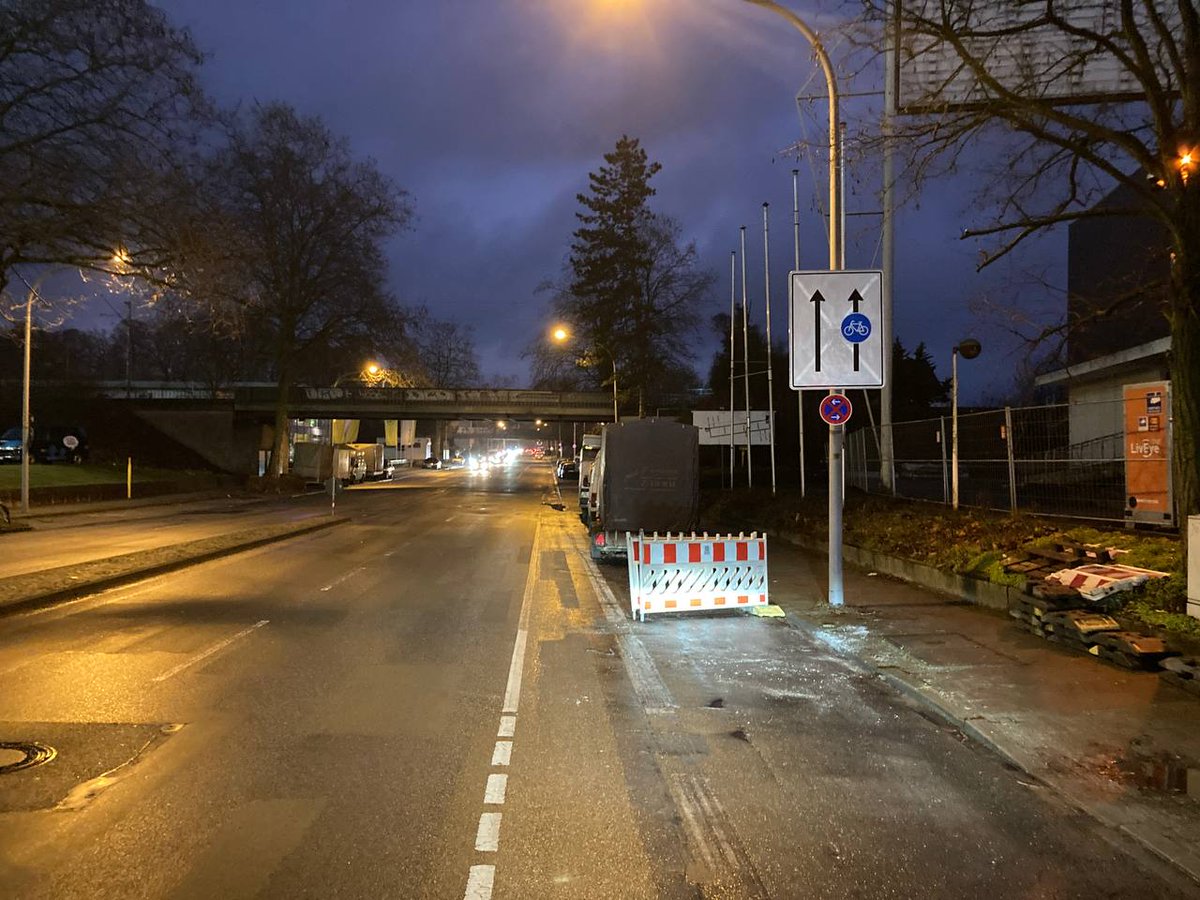 UrbanAchso's tweet photo. Mindener Straße.
Unser #Cycle4ChangeOS - Scout Erik sagt, dass der erste Handschlag gemacht wurde.
Leider haben es noch nicht viele gesehen, dass nur noch Radfahrende auf der rechten Spur fahren dürfen...
#osnabrueck #Mindener https://t.co/kwbyHtD7rT
