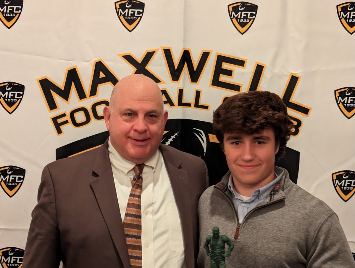 Sam Barton (pictured with Head Coach Michael Matta) received his Mini-Max Award at last night's event. Congratulations Sam for representing Downingtown Football! 💙💛
#downingtownfootball #dtownfootball #downingtownpride #dtowncougars #minimaxaward