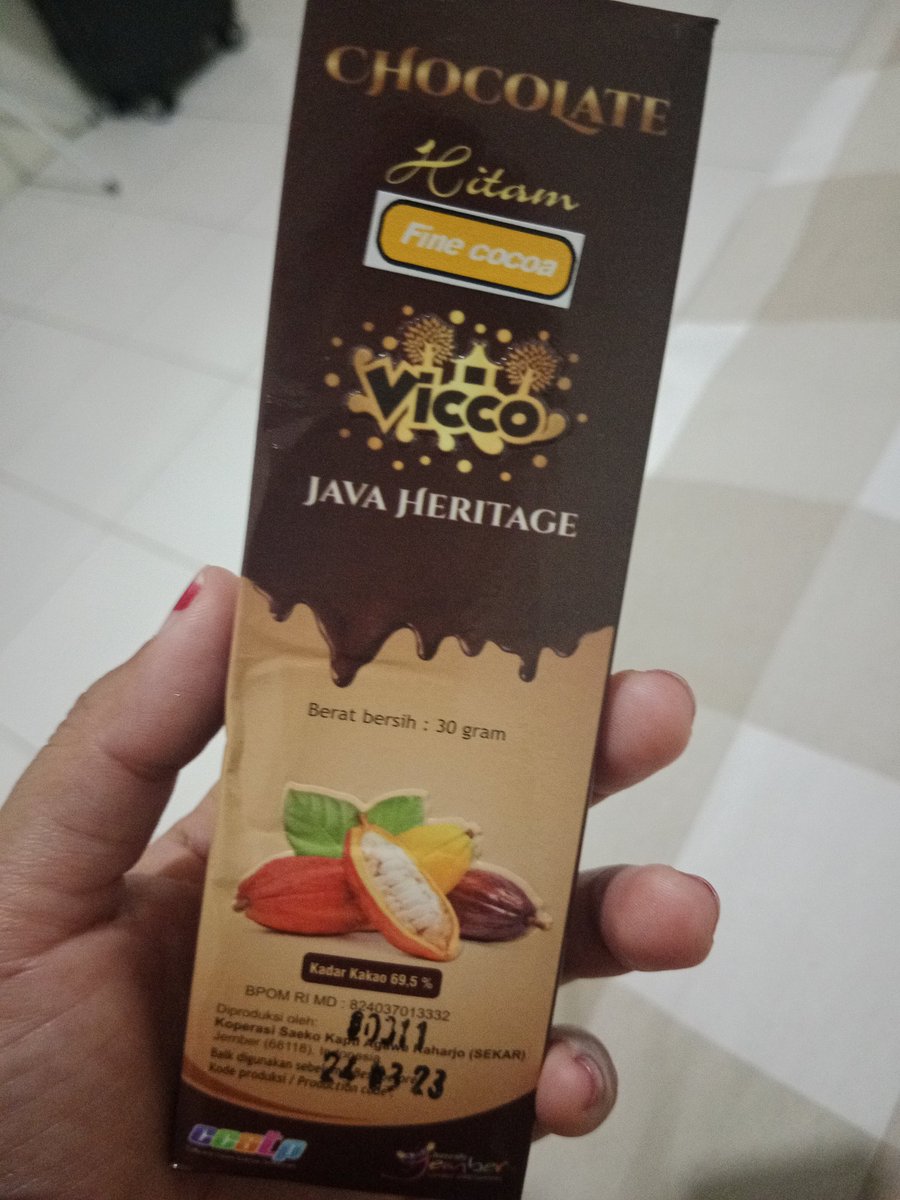 mudhiah5's tweet image. Coklat olahan puslit Jember ini cocok banget buat yang nggak terlalu suka manis
Rasax g pahit tp juga g manis banget
G ninggal lengket juga k gigi
Jd, makan coklat pun gigi ttp bersih
Baru nemu coklat yang gak bikin enek
Seriusan😚😚
#puslitjember
#kakaojember
#javaheritage