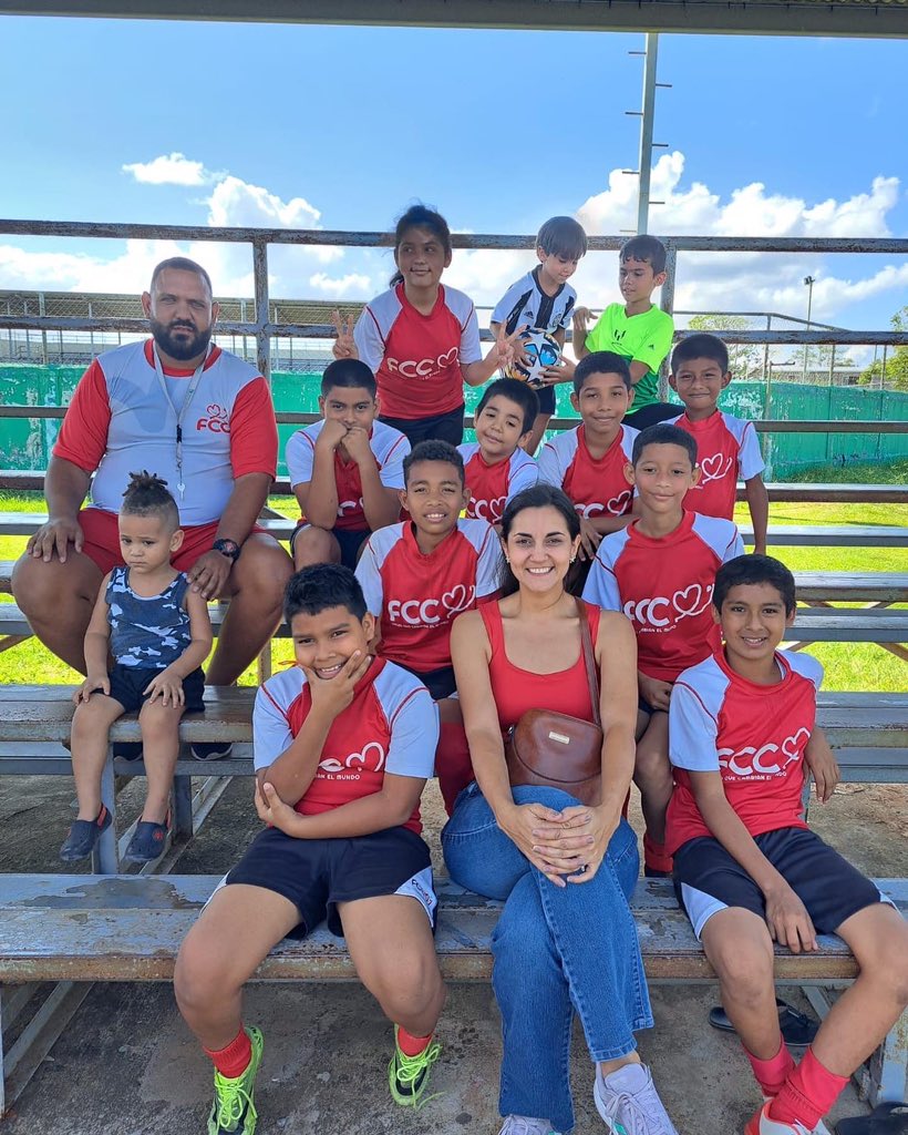 FccPty's tweet photo. Nuestra fórmula es sencilla: en FCC le ponemos el corazón a lo que hacemos. ❤️#PonleCorazón
Contamos con un equipo único, capacitado y comprometido con la educación socio-emocional. 💪🏻
#fccpty #valores #futbol #panama #trabajoenequipo https://t.co/bp28IqJEdK