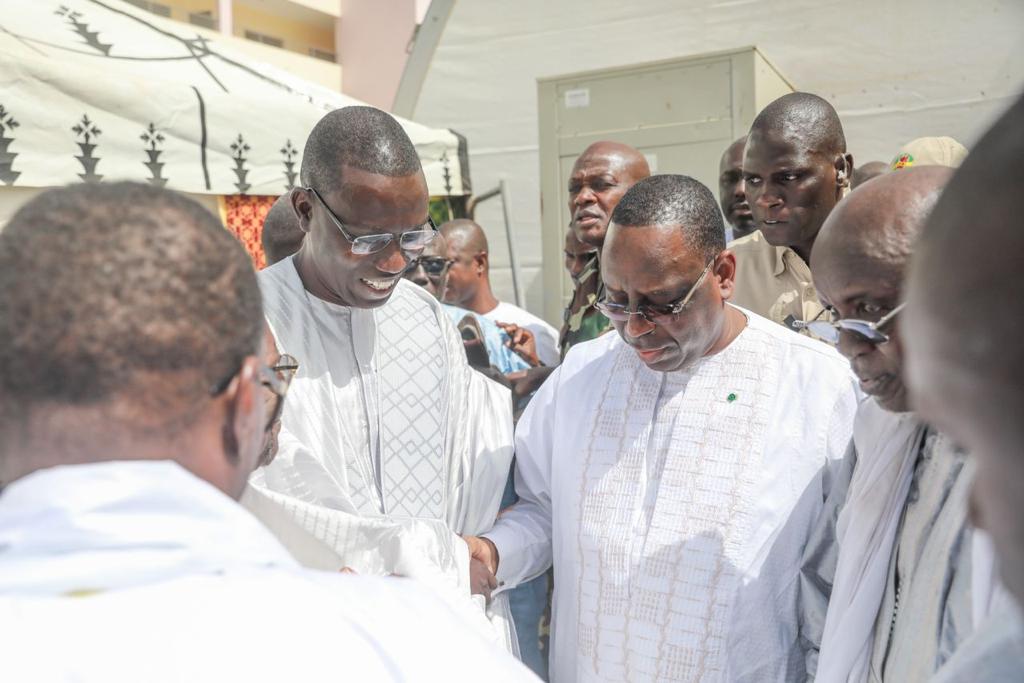 DameDIO31674044's tweet photo. Ce matin à #Touba, à la cérémonie d’ouverture officielle du Complexe Cheikhou Ahmadoul Khadim. par le Khalif général des mourides Cheikhal Mountakha Mbacké et le Chef de l’État son Excellence Monsieur @Macky_Sall.
#Ligeeyrek
#Ndamrek
#LeTravailContinue https://t.co/WL3Wd7sISV