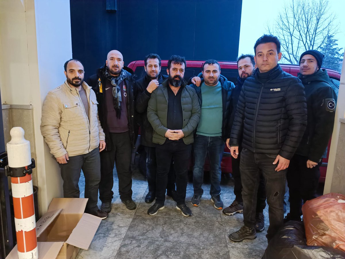 Bugün arkadaşlarımızla el birliğince battaniye , çocuk maması , bezi vb. İhtiyaç malzemelerini , ulaşım kanallarıyla afet bölgesine gönderdik. Göndermeye devam edeceğiz. Acımız büyük , birlik ve beraberliğimiz tam. Bu günleride hep beraber atlatacağız . #Bursa