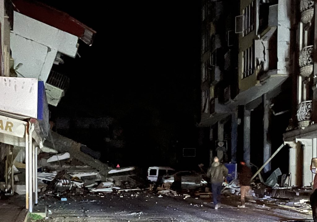 hasansvri's tweet photo. Bu kadar sahipsiz ve bu kadar çaresiz görmemiştim insanları. 5 dakikada bir insanı durduğu yerde sallayan deprem var. Kimse evine giremiyor. Bırakın arama kurtarmayı ne çadır var ne yardım, Samandağ’da başka bir binada şu köşede el feneriyle enkaz arayan insanlar vardı https://t.co/B2QUBVnE2u
