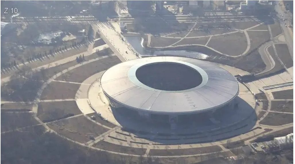 FootbalUA_'s tweet photo. Image de la Donbas Arena à Donetsk prise par un drone de reconnaissance ukrainien (oui, la défense aérienne russe est calamiteuse) 🇺🇦⚒️

Le stade du Chakhtar est inutilisé depuis 2014 et l’occupation illégale de la ville par l’armée russe 😔 https://t.co/NbReME2WN7