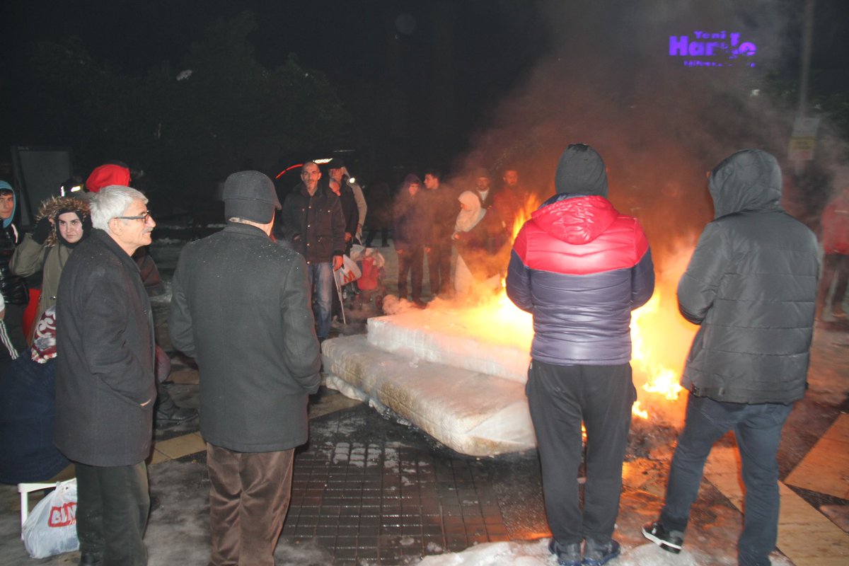 elazigailesi's tweet photo. Malatya’da Depremden etkilenen vatandaşlar, akşamı binaların olmadığı boş alanlarda yaktıkları ateşin 
başında geçiriyor. https://t.co/vEAcjIB27k