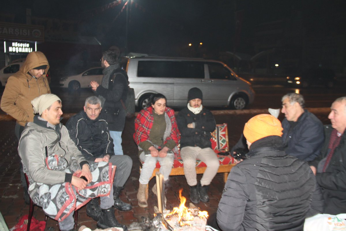 elazigailesi's tweet photo. Malatya’da Depremden etkilenen vatandaşlar, akşamı binaların olmadığı boş alanlarda yaktıkları ateşin 
başında geçiriyor. https://t.co/vEAcjIB27k