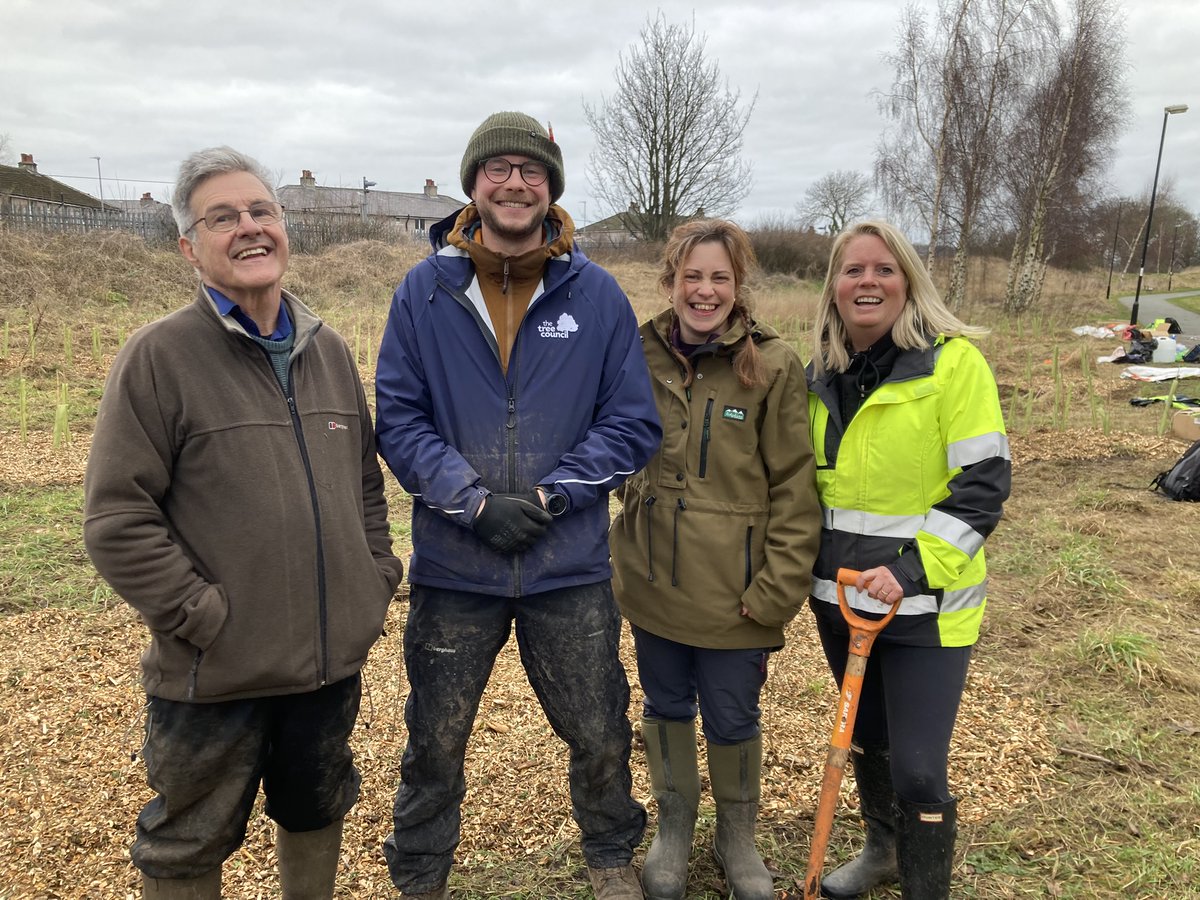 We had a great time planting in Ryeland Park, Lancaster! 🌳 These new hedgerows will be fantastic for the wildlife by provding food, shelter and a crucial link between habitats. Thanks to Lancaster Tree Wardens, @LancasterCC, Friends of Ryeland Park and all the volunteers. 👏