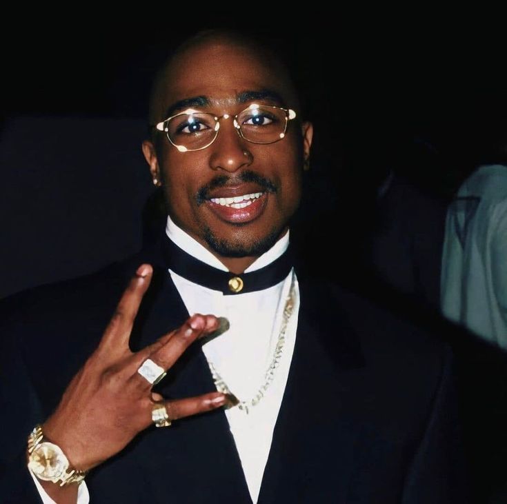 notgwendalupe's tweet photo. tupac shakur at the american music awards, 1996 https://t.co/zhNVjP4lrK