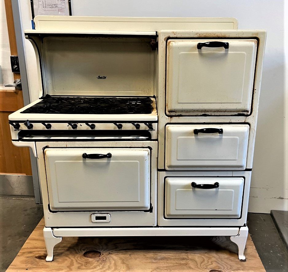 BostonBldgRes's tweet image. Beautiful, and fully operational too. Been in the same family for the past 30 years. Used for cooking &amp;amp; baking bread. 1928 Magic Chef. post.craigslist.org/manage/7581624…
#thisjustin #vintagemagicchef #magicchef #1928 #americana #classickitchen #pie #pieshop #grandmaskitchen