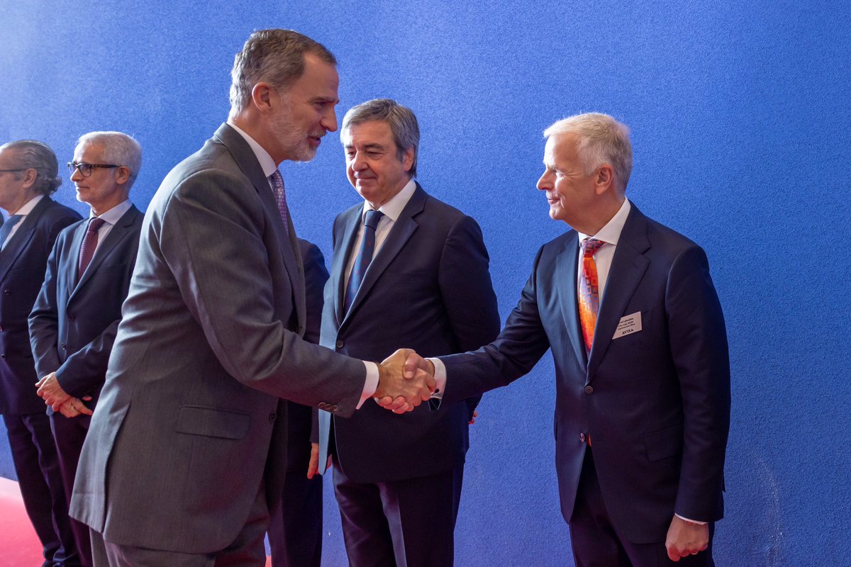 AVIXA's tweet image. AVIXA CEO @DavidLabuskes shaking hands with the King Of Spain 🇪🇸 #ISE2023