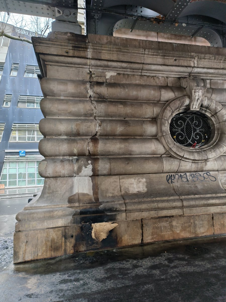 SosPajolGirard's tweet photo. Fissure d'un pilier de la #promenadeurbaine (ligne 2) 18 boulevard de la chapelle au-dessus de la trace d'un feu. Y-a-t-il un lien? Est-ce que cela va être réparé ? @Ligne2_RATP @2mainLaChapelle @fredbadina @EricLejoindre @ASA_PNE @DuprDominique2 @TanguiLeDantec https://t.co/RxbuMj23vr
