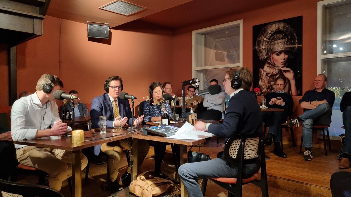 #StudioEnergieLive met een analyse van bijna een uur over de #salderingsregeling. Goed dat <a href="/Stedin/">Stedin</a> al jaren #vriendvandeshow is. Morgenmiddag stemt de <a href="/2eKamertweets/">Tweede Kamer</a> over de salderingsregeling.