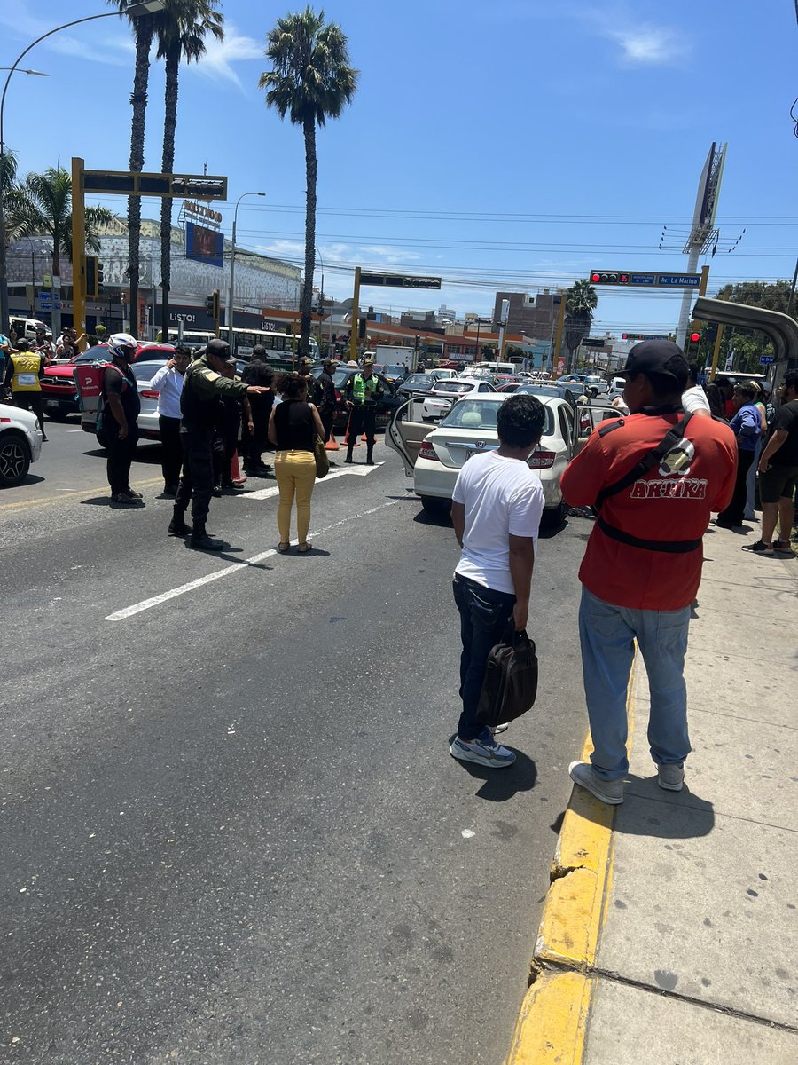 San Miguel cada día es un distrito más inseguro. En la esquina de Plaza acaba de pasar un ajuste de cuentas, matando a toda una familia. Un amigo y yo pasamos por acá todos los días para ir a entrenar, hubiésemos pasado 5 minutos antes, Dios sabe que hubiera pasado.