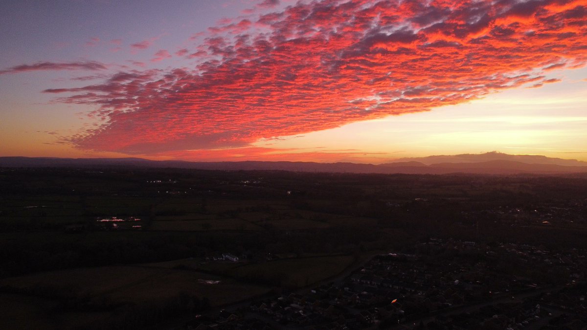 Looking towards Moel Famau Tonight's Sunset hitting this band of cloud and lighting it up spectacularly <a href="/DeesideDotCom/">DEESIDE.com</a>