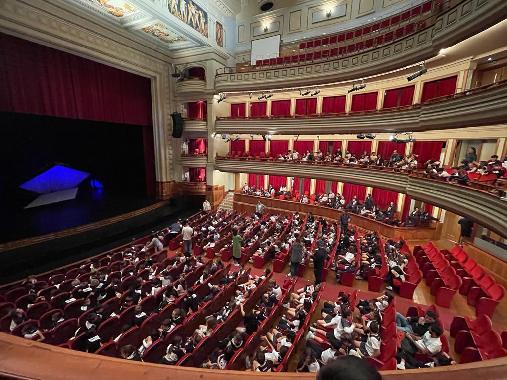 ClaretLasPalmas's tweet photo. 📰 Hoy el alumnado de 3°, 4° y 5° de Primaria del #ColegioClaret ha ido al @TeatroPerezGal2 para ver una ópera adaptada al público infantil 🎭

👧🏻🧒🏼¡Asistieron cerca de 450 alumnos!

#ClaretLasPalmas
#YoSoyClaretiano https://t.co/HBk0PZNSMk