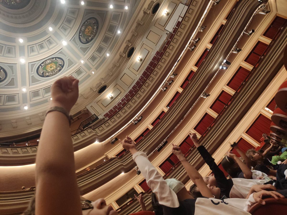 ClaretLasPalmas's tweet photo. 📰 Hoy el alumnado de 3°, 4° y 5° de Primaria del #ColegioClaret ha ido al @TeatroPerezGal2 para ver una ópera adaptada al público infantil 🎭

👧🏻🧒🏼¡Asistieron cerca de 450 alumnos!

#ClaretLasPalmas
#YoSoyClaretiano https://t.co/HBk0PZNSMk