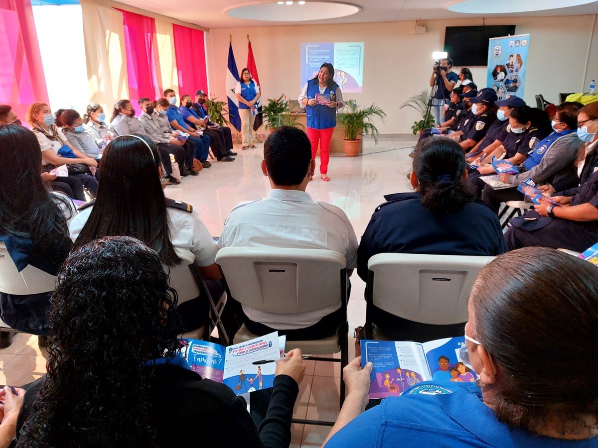 Canal4Ni's tweet photo. Nicaragua / Trabajadores de las diferentes instancias que conforman el Ministerio de Gobernación (MIGOB) estudiaron el contenido de la cartilla "familia, esperanza y comunidad". #mifam #migob
Vía @DARIFAL86 https://t.co/gHsczjmpIV