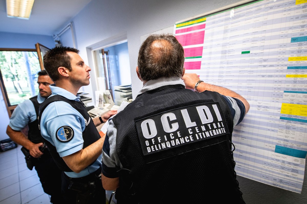 Gendarmerie's tweet photo. #BellesAffaires 🚨 Démantèlement d'un groupe criminel serbo-croate spécialisé dans les cambriolages par les #gendarmes de l'#OCLDI et la @policia, avec l'appui d'@Europol.
➡️ 550.000 € saisis en faux 💶, véhicules, armes, articles de luxe.
➡️ 25 individus interpellés en Europe. https://t.co/okwGjU3ON7