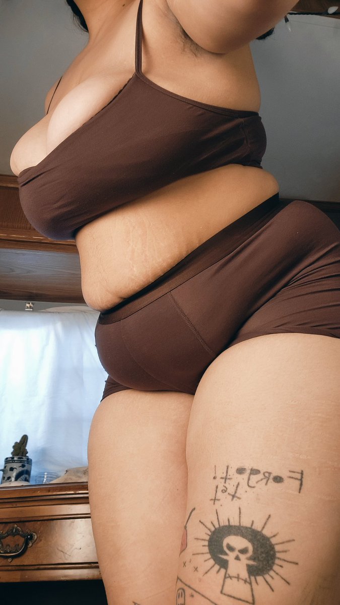 korachubbsy $5 OF 🖤 on Twitter: "belly in or out? the answer is obvious