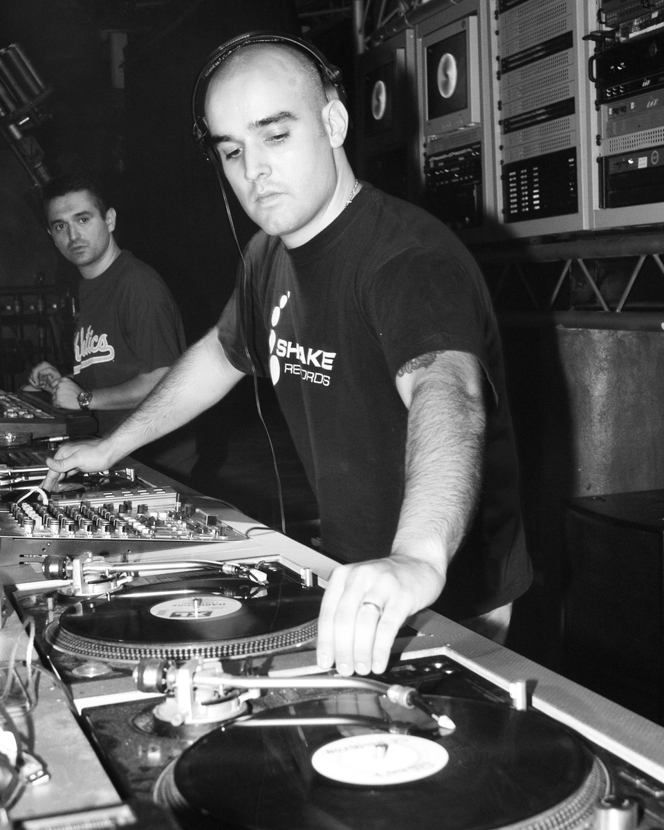 Back to the days when to be a dj it was much more than just play a track.

Music is Passion Not Fashion 😜