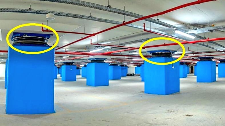 Deprem İzolatörü sayesinde 6.8 büyüklüğündeki bir deprem, bir üst kata yaklaşık 3,1 olarak yansıyor.

Bu uygulama inşa edilmiş eski binalarda da devreye alınması mümkün.