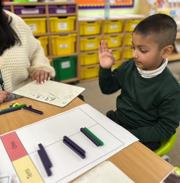 bygrove_primary's tweet photo. Today, our Y3 mathematicians were learning new strategies to divide. They used base ten and place value grids to show how to divide a 2-digit number by a 1-digit number by partitioning the value that is being divided. Well done for your excellent collaboration &amp; problem solving! https://t.co/wrjTOlqPwz