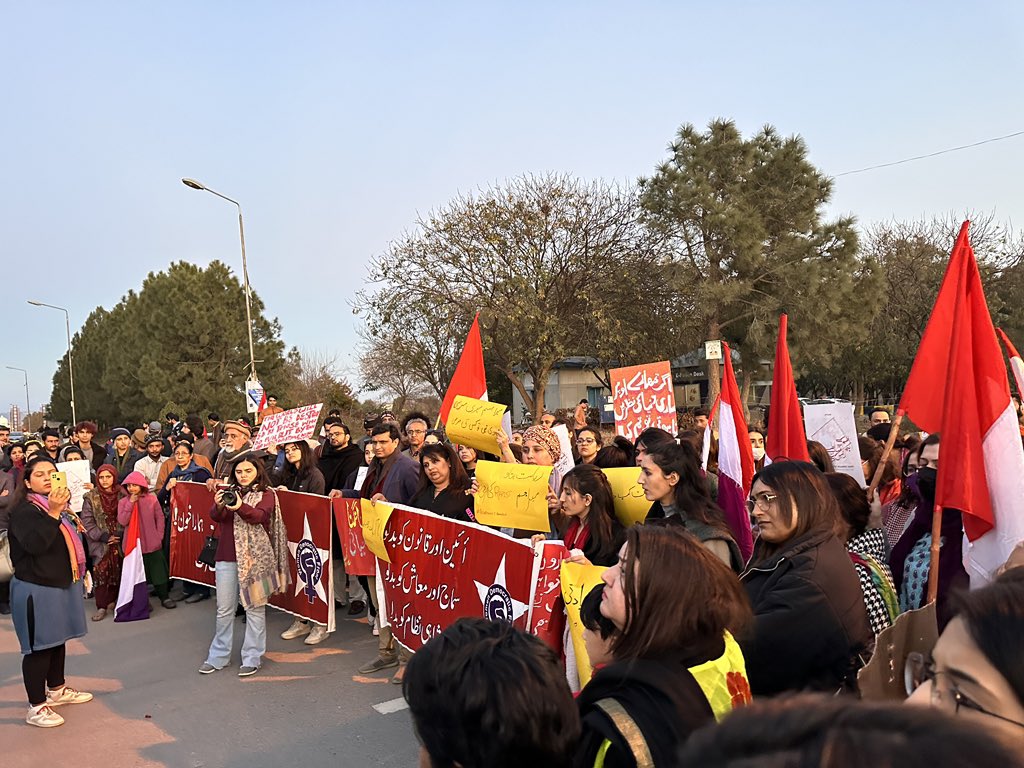 ESehar's tweet photo. Our cloths, timing, mehram’s, even being alive would be held accountable but not the actual culprits, come out and stand with thé survivors!!! Name and shame the culprits, capture them and punish them!!! @AuratAzadiMarch @wdf_pk @AmmarRashidT @jawadsharifilms https://t.co/MKXVLZjS3Y