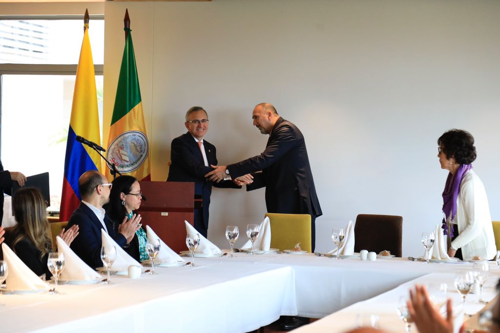 UExternado's tweet photo. A esta hora el rector @HernandoParraN y la Decana de la Facultad de Derecho, Emilssen González de Cancino, posesionan al Dr. Bernardo Vela como nuevo director del Doctorado en Derecho de nuestra Casa de Estudios. https://t.co/kRzbqLHTnB