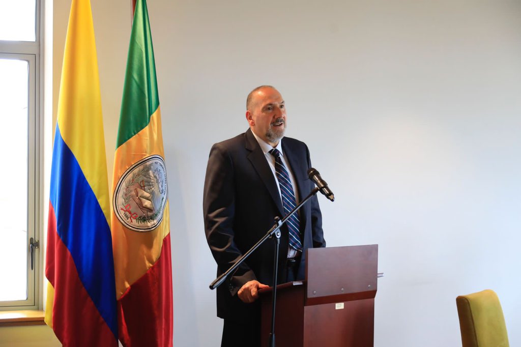 A esta hora el rector <a href="/HernandoParraN/">Hernando Parra Nieto</a> y la Decana de la Facultad de Derecho, Emilssen González de Cancino, posesionan al Dr. Bernardo Vela como nuevo director del Doctorado en Derecho de nuestra Casa de Estudios.