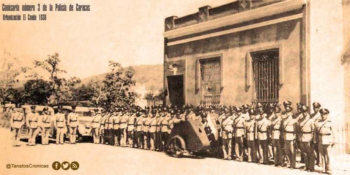 #Historia Oficiales y agentes posan frente a la sede de  la Comisaría 3 de la Policía de Caracas, ubicada en la urbanización El Conde – Fotografía tomada en octubre de 1936