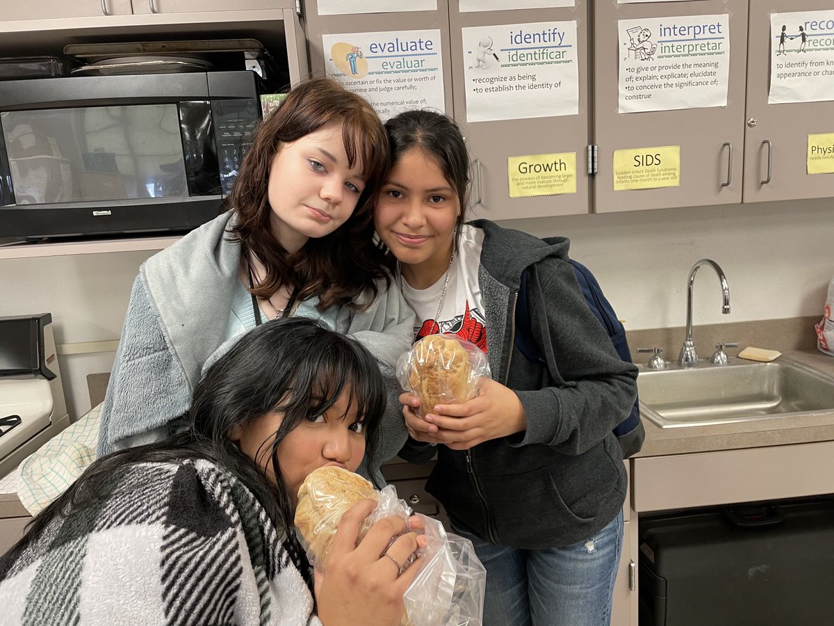 amccagg1's tweet photo. Warm bread to share! Yummy! Arianda, Hannah, and Nahomi #PISDCTE
#PISDCTEMonth2023
#PISDCTEAllStars
#Futureteachrs
#Culinary #bakeforgood
⁦@MrsKvAlba⁩ ⁦@KHollins6⁩ https://t.co/pY1jqAM6WB