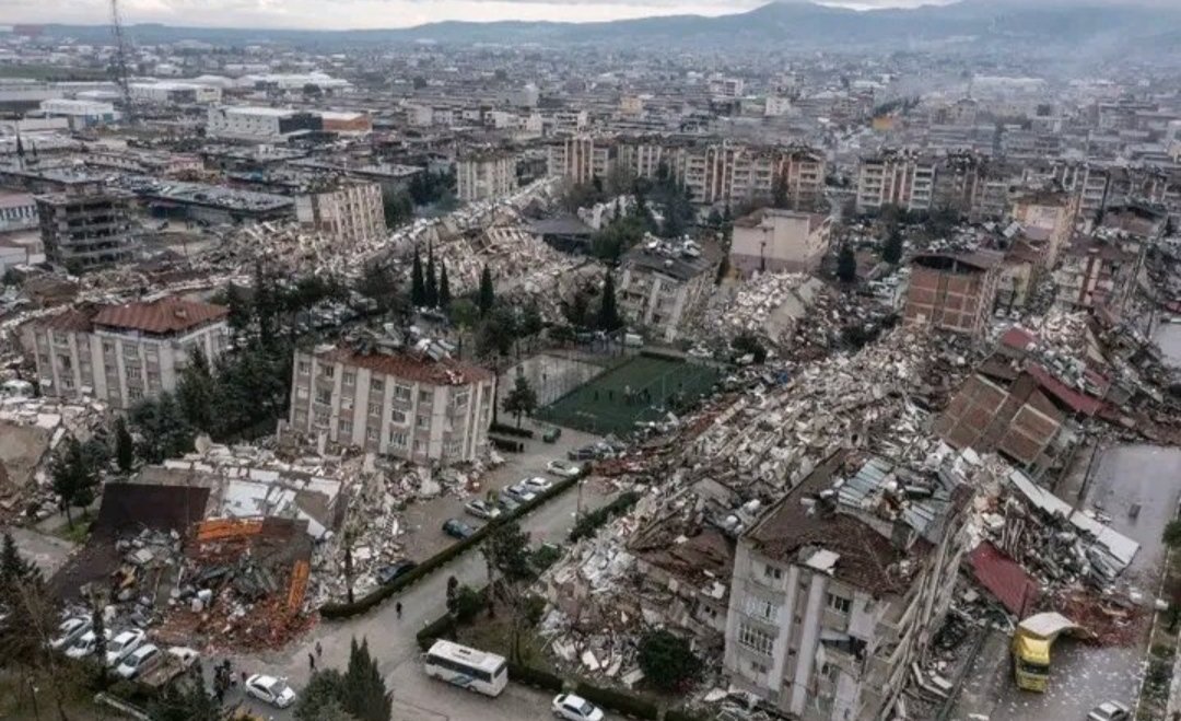 DimliMahmud's tweet photo. At 4:17 today, a 7.6-magnitude and 7.7-magnitude earthquake occurred in Kahramanmaraş, Turkiye. This was the strongest earthquake in Turkiye in the last century.May God have mercy on the dead and heal the wounded. Amin. 🇹🇷❤️❤️ #PrayForTurkey #Turkey #deprem https://t.co/GJQThJeap8