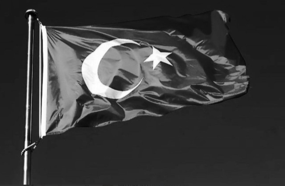 Deffectiva's tweet image. 7 Gün ulusal yas ilan edildi
13 Şubat a kadar bayraklarımızı yarıya çekiyoruz.
 #deprem