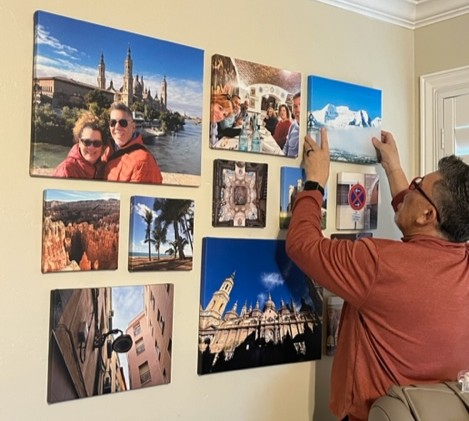 #CustomerSpotlight: Julio shared the perfect way to hang your #gallerywall 😁 'The paper is a method I use to mount them- first I lay them down on butcher paper and once I'm happy with the arrangement I mark where each nail goes and nail them all.'

easycanvas.sale/8x8deal