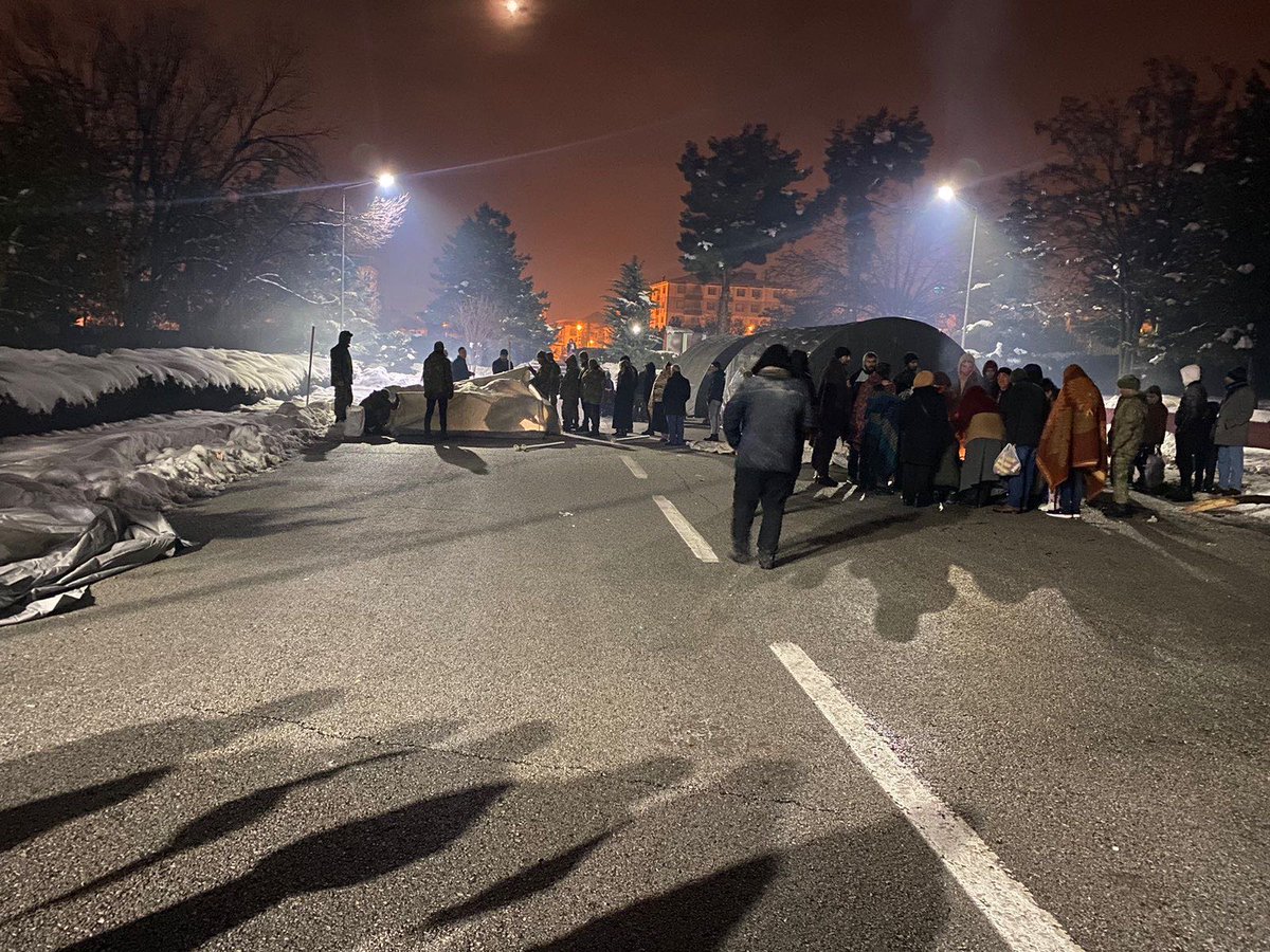 Depremden etkilenen vatandaşlarımız, 2’nci Ordu Komutanlığımıza ait kışlalarda misafir ediliyor. Tüm imkânlarımızla milletimizin emrinde ve hizmetindeyiz.
#MSB #deprem