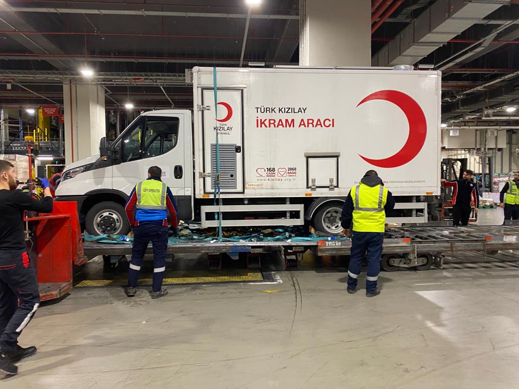 kizilay34ese's tweet photo. Mobil ikram aracımız İstanbul Havalimanı'ndan kargo uçağına yüklenerek, Adana İncirlik Hava Üssü'ne iniş yaptı. İstikametimiz Adıyaman Gölbaşı'dır. Dualarınızı bekliyoruz. #iyikivarsinkizilay 🌙 https://t.co/h8ClOygcqY