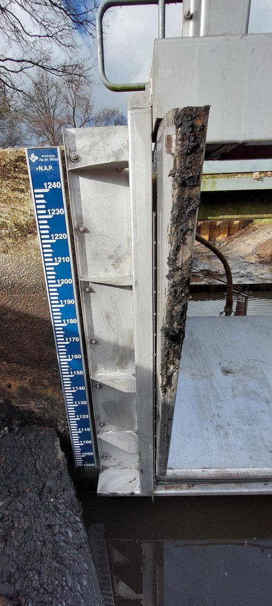 Voor <a href="/aaenmaas/">aaenmaas</a> het water van de Peelse Loop nabij de Aa te <a href="/gemGemertBakel/">gemeenteGemert-Bakel</a> met damwanden exact lang genoeg tegen kunnen houden om de oude stuw te vervangen door een kantelstuw. #Waterbouw blijft een mooi vak!