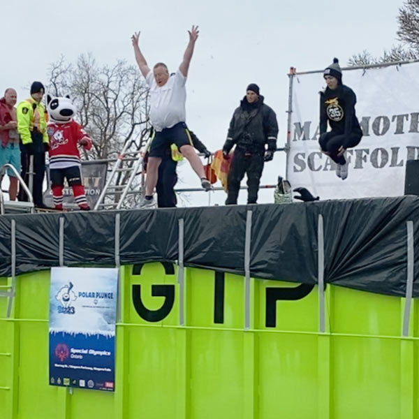 RCMPONT's tweet image. The @torchrunontario Polar Plunge is back! On January 28th RCMP employees took the Plunge in #Niagara, at the LETR kick-off, and BRRRR 🥶 was it cold! Click the link to register and find a plunge near you! #FreezinForAReason #RCMP polarplunge.ca