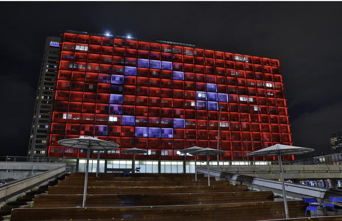 تم اضاءة مبنى بلدية تل أبيب بألوان العلم التركي وهذا تضامنا مع الشعب التركي في أعقاب مأساة الهزة الا