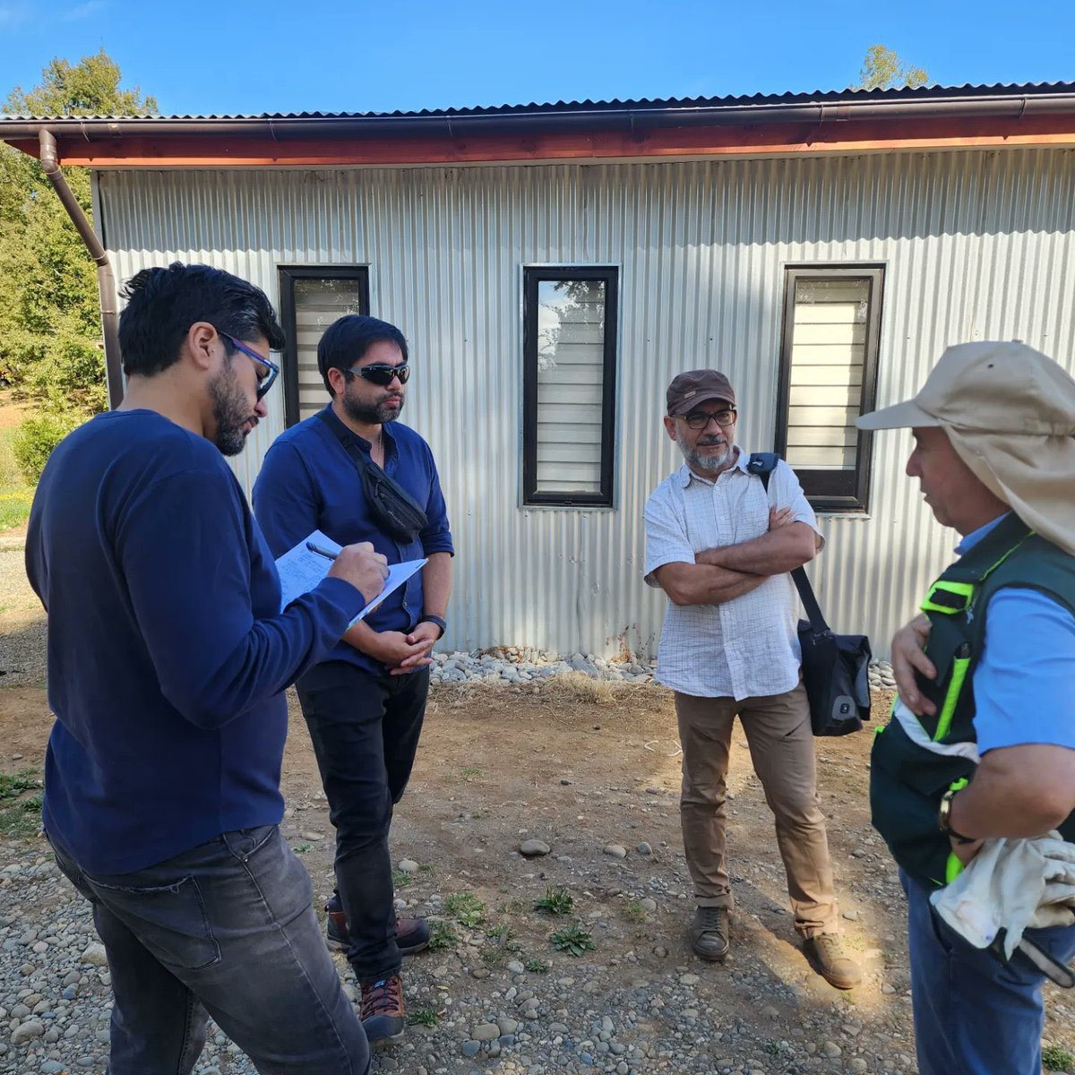 gboccardobosoni's tweet photo. Nuestros equipos están desplegados en apoyo a trabajadores/as y empleadores afectados por los #IncendiosForestales, levantando información para implementar las medidas más urgentes y propicias.Asimismo, continuamos atentos a que se resguarde la seguridad y los derechos laborales. https://t.co/kk4hz2kC1f