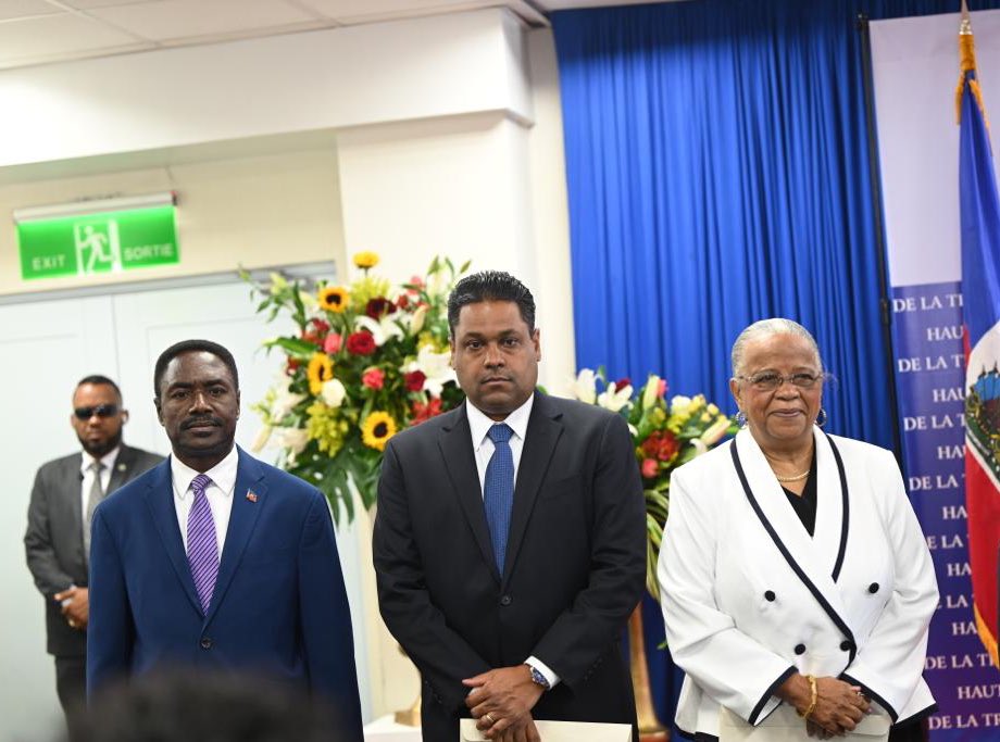 DrArielHenry's tweet photo. [3/3]

Je remercie les membres du #HCT d'avoir accepté de s'engager aux côtés du gouvernement dans la noble et ingrate tâche de servir notre pays en ces temps difficiles.

#Haïti https://t.co/JXfjercv6p