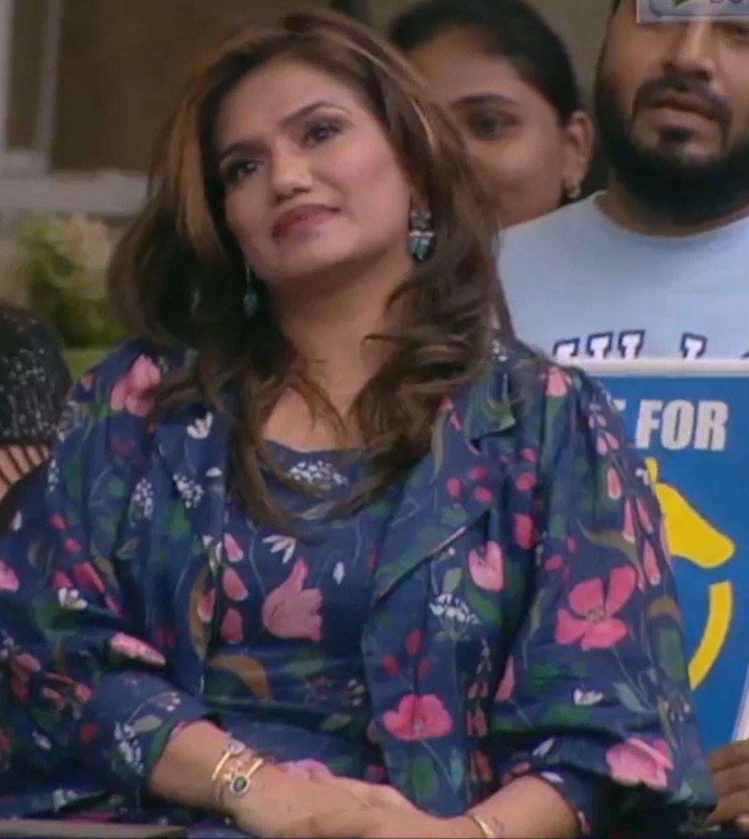 The peoe sitting in front row who were bullyinggg all the contestants. Most of the audience inside was from #BBmarathi only. Like idol like fans.