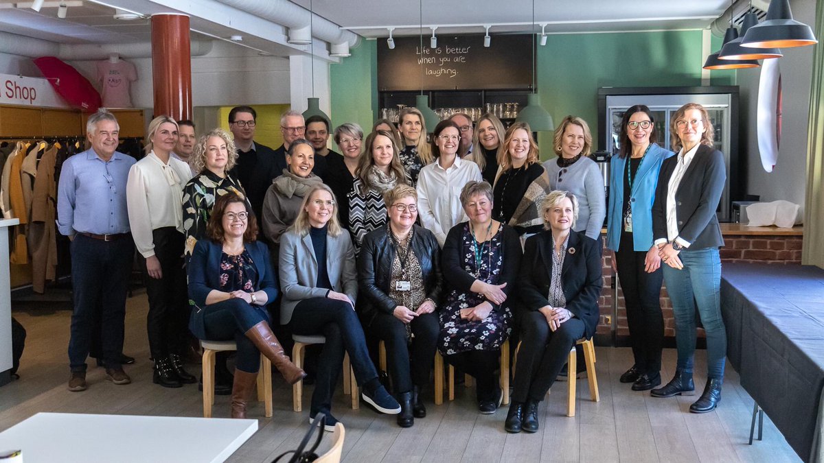 KokkolaKarleby's tweet photo. ✨Tänään pääsimme esittelemään medialle ensi viikolla käynnistyvää #KokkolaWorks-kampanjaa. Kyseessä on kaupungin, @Soite_ n ja 15 @KIPkokkola-alueella toimivan yrityksen yhteinen rekry- ja vetovoimakampanja. Meillä hyvän työn ja hyvän elämän yhdistäminen on aidosti mahdollista. https://t.co/EI1HDjWbig