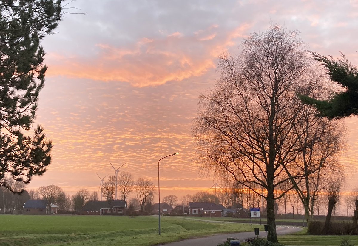 KarinElverding's tweet photo. De dagen worden alweer langer! Weer met (zon)licht van huis naar werk en terug @Middengroningen #kleingeluk https://t.co/XjE1J1McgV