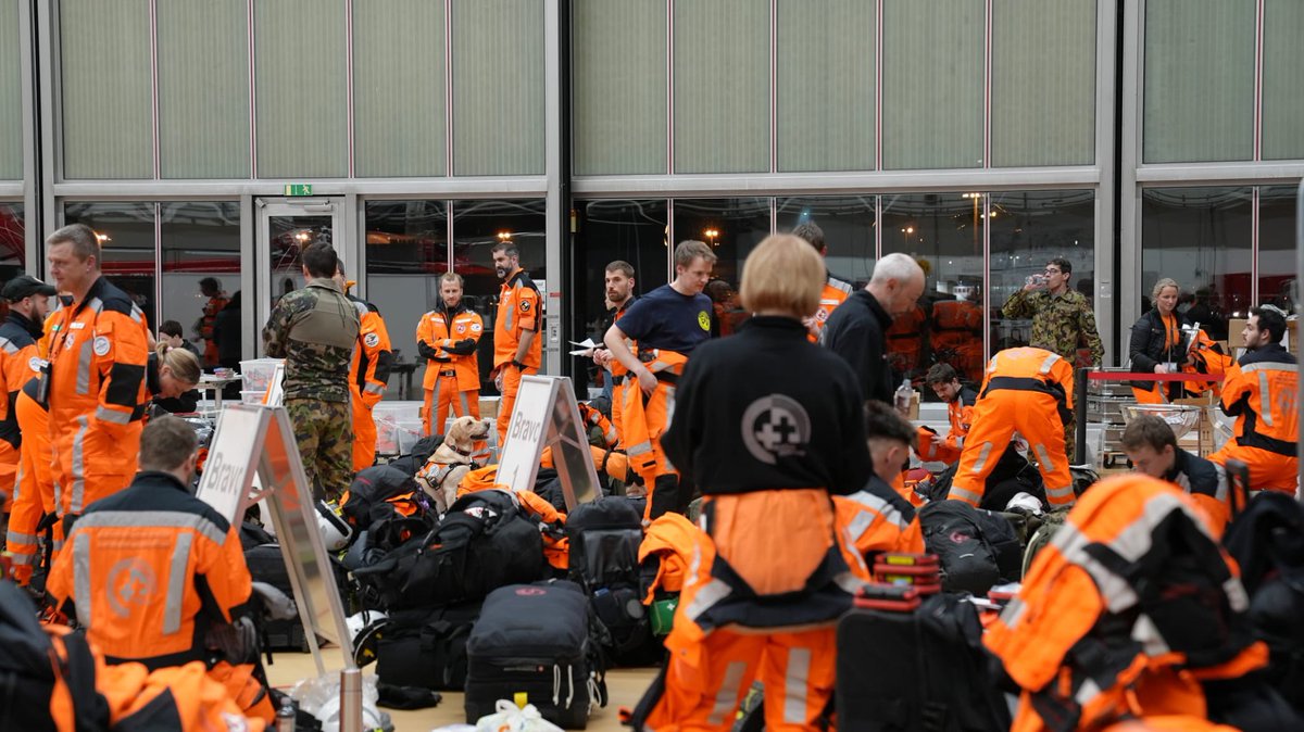 SwissHumAidUnit's tweet photo. Ausrüstung, Briefings, Verlad des Materials…

Letzte Vorbereitungen vor dem Abflug der Rettungskette 🇨🇭 Richtung #Türkiye https://t.co/8WeMLPrpsT